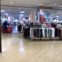 店内の衣料品店