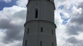 太くて高い鐘楼です