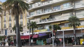 ビーチ沿いの大通り