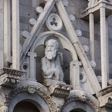 洗礼堂外壁の聖人の彫像