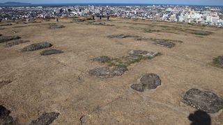 山頂90ｍの天守台から360度の眺望が素晴らしい。天気がよければ伯耆大山を観る事ができます。