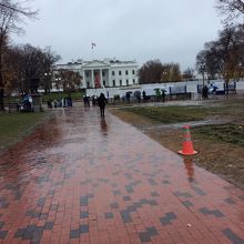 雨にけぶるホワイトハウス