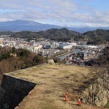 副天守台の向こうに伯耆大山が見えます。