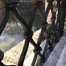 欄干から川まで柵から手を伸ばしても届かないくらい