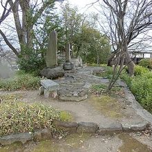 復元石垣の上にて