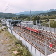 貨物列車の向こうに湯ノ里トンネルがみえる