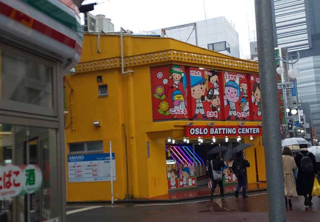 新宿の大きなバッティングセンター