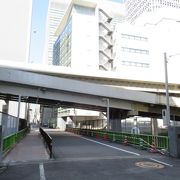 上下に高速道路が走っているが普通の橋では と思います