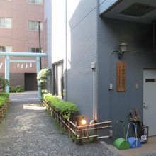 社前の社務所(右手)など