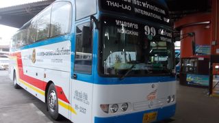 ラオス行きのバスです。