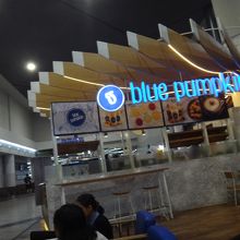 チェックイン近くのカフェでもビール飲める。看板にはのってない