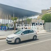 トイレは自動改札をでて通りを渡ったところにあります。