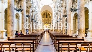 残念ながら修復工事中でエクステリアは見れませんでした。