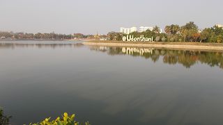 町の西端にあります。