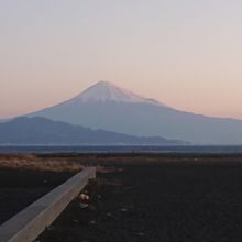 裏手の浜から富士山が見えます