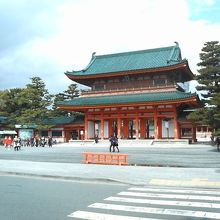 門前の車止めも門の色に合わせた鮮やかな赤色です