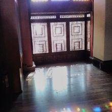 館内を照らすステンドグラスを通しての光