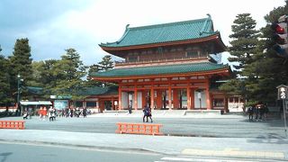 鮮やかな配色で遠くから見ても実に見事な門です