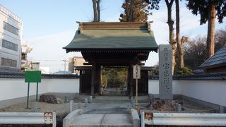 井上源三郎のお墓を訪れる人も多いお寺