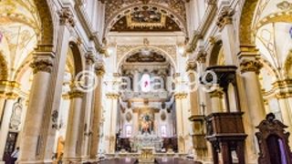 そこそこ大きな造りになっていて、身廊の両サイドに側廊があります。