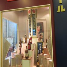 1階展示室。サクラビールの瓶など