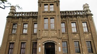 旧サッポロビール九州工場の事務所棟の見学ができます。周りには赤煉瓦の醸造棟もあります。