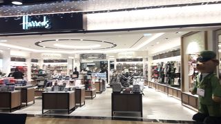 ハロッズ的なお土産屋さんと、裏手にブランド物屋さん