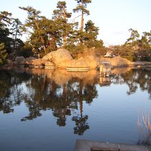 湊山公園の日本庭園、池の裏に五輪塔があります。