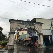 古そうな門が立っていました