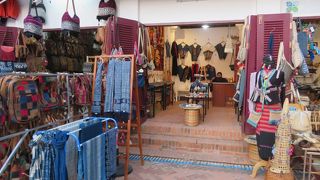 ルアンパバーンの街中にあるモン族の民芸品などを販売しているところです。