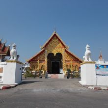 門からの本堂の姿です。