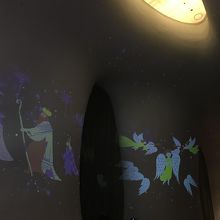 広々とした壁に投影