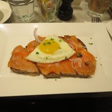 スモークサーモン目玉焼きのせ