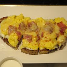 ベーコンエッグのせ