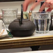 紅茶には鉄瓶が使われていました