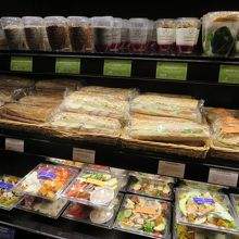 パンやサラダが並んでいます