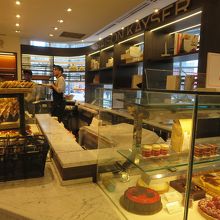 パンやケーキは対面販売です