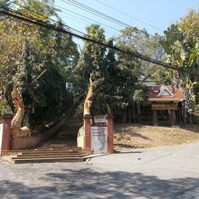 入り口への階段です。