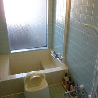 昭和レトロな珍しいタイル張りの浴槽に浴室