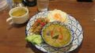 ガパオとグリーンカレーのランチをオーダー。