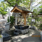 松本神社入り口わきの井戸