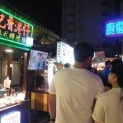 台湾の典型的な夜市です。