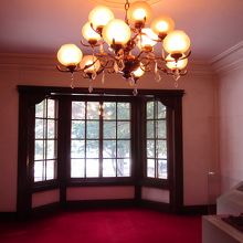 洋間の部屋、出窓も大きく取られてます