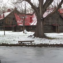 凍り付いた池と元牧牛舎