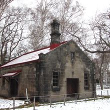 石造りに煙突は元釜場