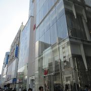 H&Mの入ったスタイリッシュな建物です。
