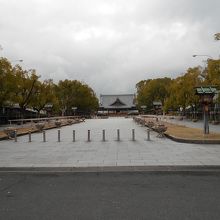 天理教教会本部に向かう道