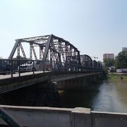 市街地の東を流れるビン川にかかる橋です。