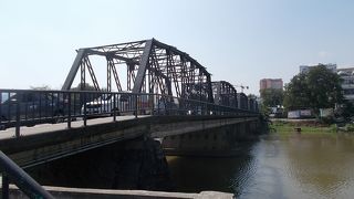 市街地の東を流れるビン川にかかる橋です。