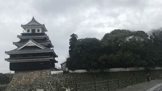 海のそばに建つお城です